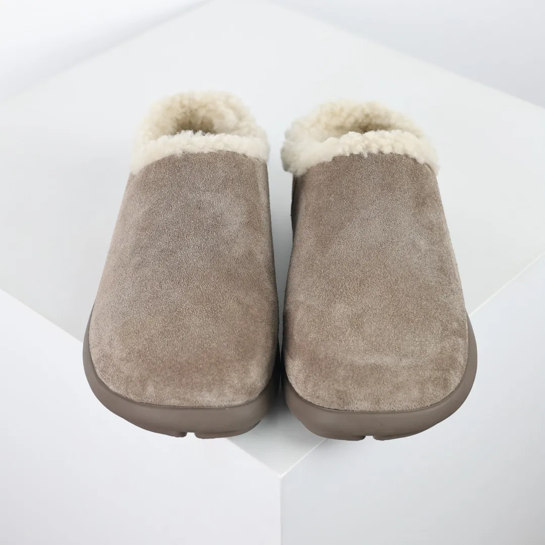 Pick up locally💰560 Core recommendation Good price Independently developed original outsole and cashmere insole to keep you warm in winter and suitable for home use. In the new year, uug launched a style series, which is partially geared towards the preferences of young consumers and has also moved to the forefront of fashion trends. Shoe body material Water-repellent coated suede upper 17 mm UGGPURE™ implanted wool insole Lightweight non-slip comfortable rubber outsole With brand LOGO trademark Comes with a full set of packaging Size: 35 36 37 38 39 40 41 42 43 44